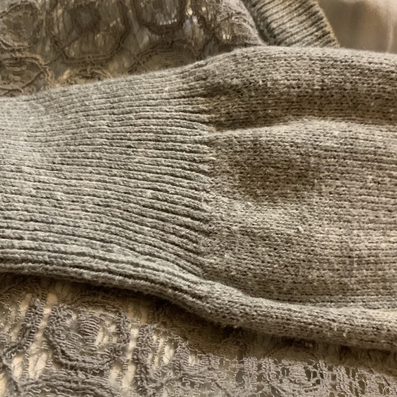 VERA WANG SWEATER - Picture 7 of 9